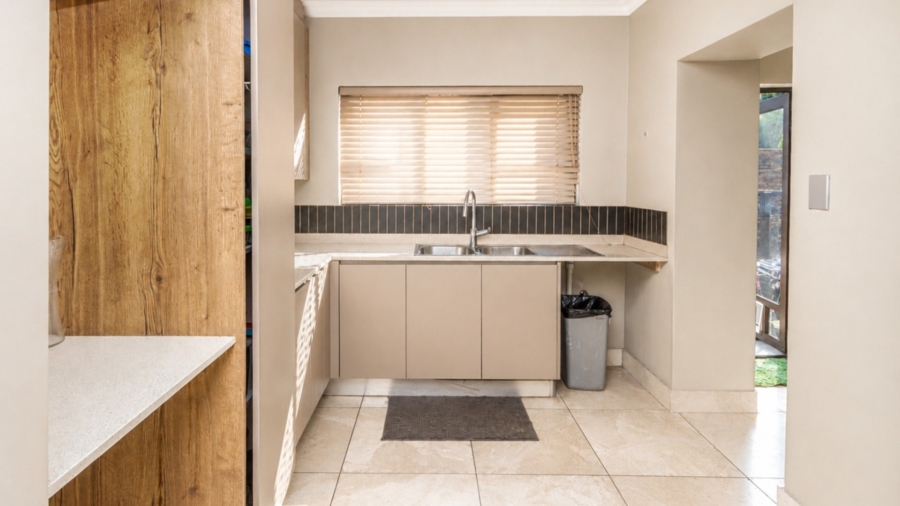 8 Bedroom Property for Sale in Birdwood Estate North West